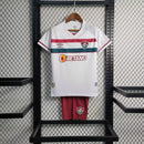 Kit Infantil Fluminense Away 2023/24 Umbro para torcedores mirins, camisa reserva listrada com escudo bordado e short oficial, uniforme infantil de futebol tricolor carioca para crianças de 3 a 13 anos, oficial e confortável."
