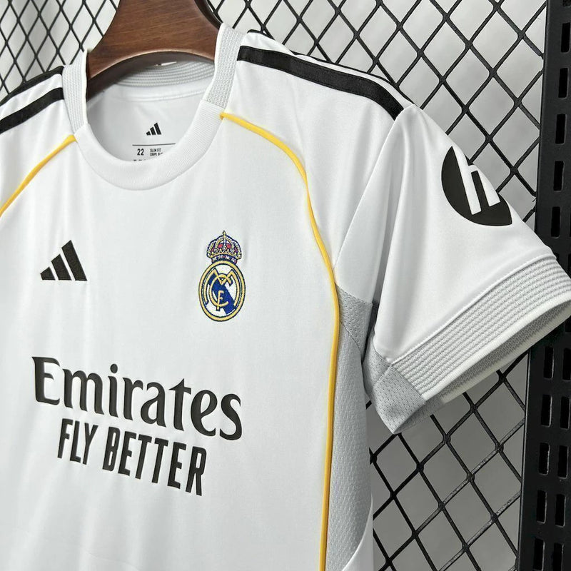 Kit Infantil Real Madrid Home (1) 2025/26 Adidas - branca