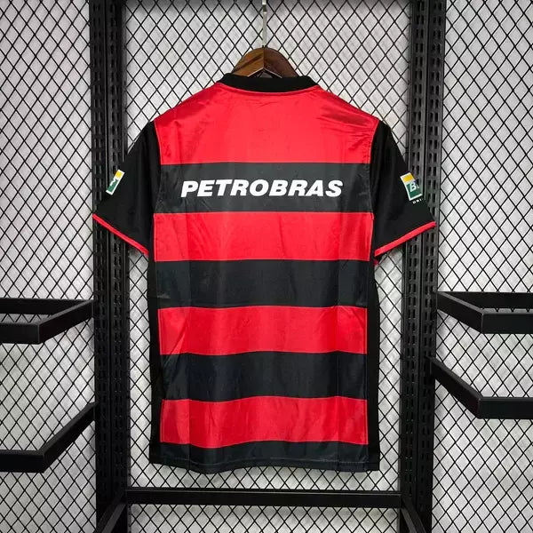 Camisa Flamengo Home I 2000/01 Nike Retrô Masculina vermelha e preta com listras horizontais, leve e respirável, ideal para torcedores Rubro-Negros e colecionadores de camisas históricas."