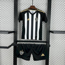 Kit Infantil Atlético Mineiro Home (1) 2025/26 Adidas – uniforme completo com camisa listrada preta e branca, shorts preto e meiões, ideal para jovens torcedores do Galo"