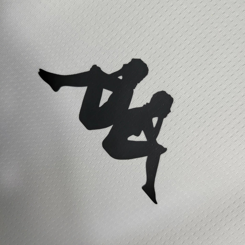 Camisa Vasco da Gama "Edição LGBT" 2021/22 Kappa Torcedor Masculina branca com faixa diagonal preta e detalhes em arco-íris, símbolo de inclusão e diversidade.
