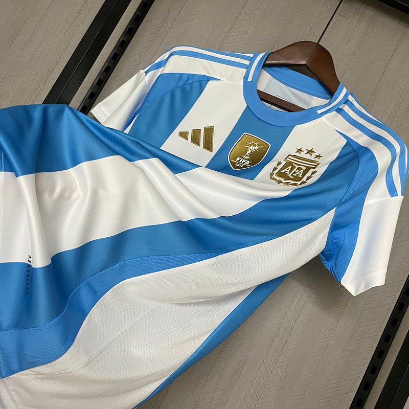 Camisa Argentina Home 2024/25 Torcedor Masculina Adidas com Patch de Campeão – , branca e azul celeste