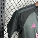 Kit Infantil Inter Miami Away II 2025/26 Adidas – Conjunto completo camisa e shorts rosa e branco para meninos e meninas torcedores do clube