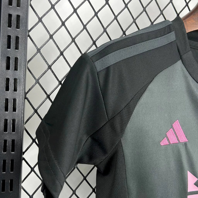 Kit Infantil Inter Miami Away II 2025/26 Adidas – Conjunto completo camisa e shorts rosa e branco para meninos e meninas torcedores do clube