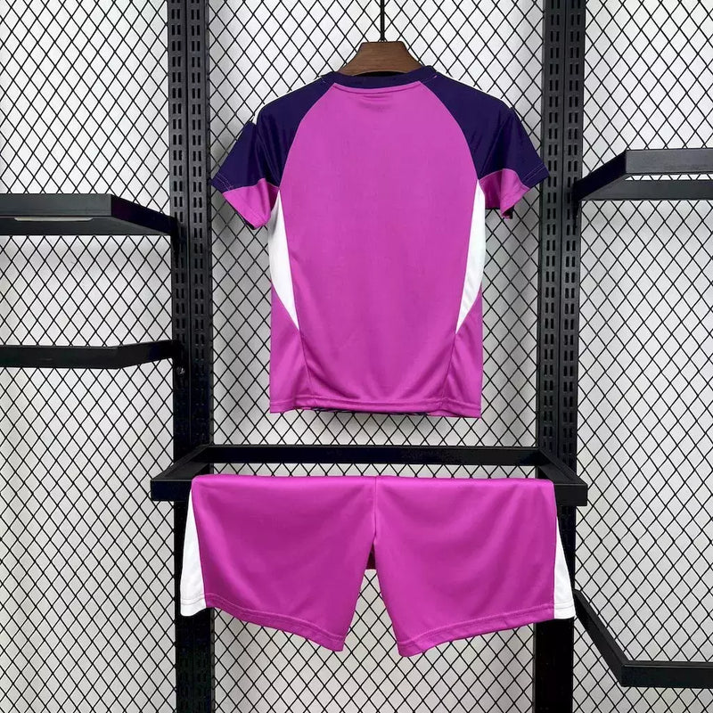 "Kit Infantil Real Madrid Goleiro 2025/26 Adidas, uniforme oficial com camisa e shorts, design moderno para pequenos goleiros, disponível dos 3-4 aos 12-13 anos."