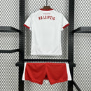 Kit Infantil RB Leipzig Home (1) 2025/26 Puma, camisa vermelha e branca com shorts oficiais, disponível para crianças de 3-4 a 12-13 anos, confortável e ideal para pequenos torcedores."