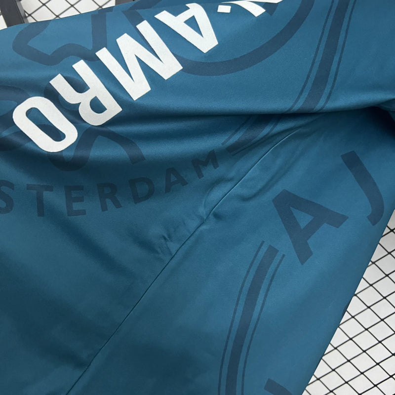 Camisa Ajax Away (2) 1995/96 Umbro Retrô Masculina azul com detalhes vermelhos e brancos, escudo clássico bordado e design vintage dos anos 90"