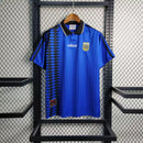 Camisa Argentina Away II 1994/95 Adidas Retrô Masculina azul com grafismos geométricos, escudo bordado da seleção e listras Adidas brancas nos ombros.