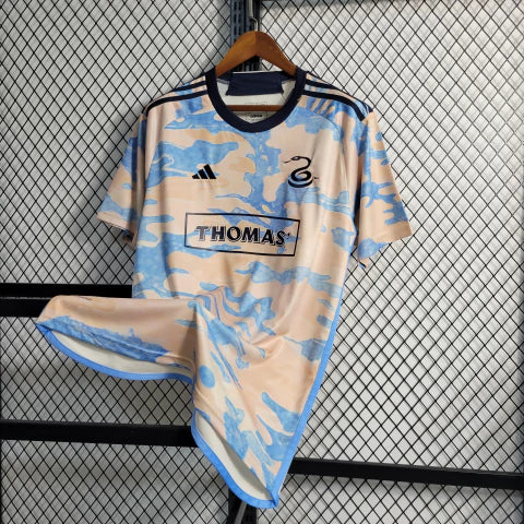 Camisa Philadelphia Union Home I 2024/25 Adidas Torcedor Masculina Azul, uniforme da MLS com design moderno e confortável, perfeita para torcedores apaixonados.”