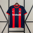 "Camisa San Lorenzo Home I 2024/25 Nike Torcedor Masculina azul com listras vermelhas, escudo estampado do clube argentino e design clássico azulgrana."