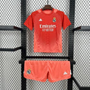"Kit Infantil Real Madrid Goleiro 2025/26 Adidas, camiseta e shorts oficiais em cores sóbrias, disponível para crianças de 3-4 a 12-13 anos, confortável e ideal para pequenos goleiros e torcedores mirins."