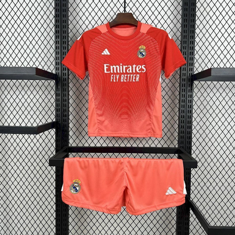 "Kit Infantil Real Madrid Goleiro 2025/26 Adidas, camiseta e shorts oficiais em cores sóbrias, disponível para crianças de 3-4 a 12-13 anos, confortável e ideal para pequenos goleiros e torcedores mirins."