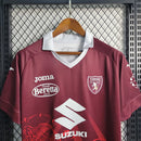 Camisa Torino Especial Suzuki 10 Anos 2023/24 Joma Torcedor Masculina Grená com detalhes dourados e escudo bordado, edição comemorativa da parceria Torino e Suzuki.”