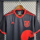 Camisa Japão Concept Black Panther 2024/25 Adidas Torcedor Masculina preta, uniforme conceitual da seleção japonesa inspirado na pantera negra, com tecnologia AEROREADY para conforto e respirabilidade, ideal para torcedores e colecionadores.
