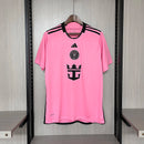 Camisa Inter Miami Home I 2024/25 Adidas masculina, rosa com detalhes em preto, design moderno para torcedores, tecido leve e respirável, perfeita para jogos e colecionadores."
