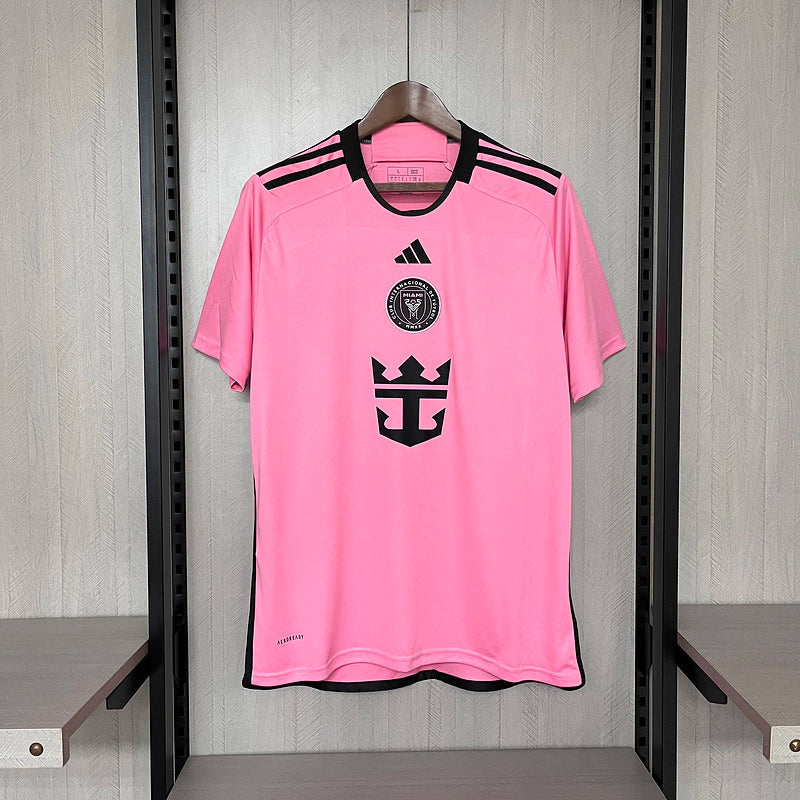 Camisa Inter Miami Home I 2024/25 Adidas masculina, rosa com detalhes em preto, design moderno para torcedores, tecido leve e respirável, perfeita para jogos e colecionadores."