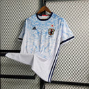 Camisa Japão Away 2016/17 Adidas Retrô Masculina branca, uniforme alternativo da seleção japonesa de futebol, design clássico e elegante, ideal para torcedores, colecionadores e fãs de camisas retrô.