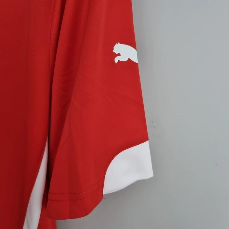 Camisa do Chile 2014 retrô masculina Puma vermelha, modelo Home Copa do Mundo, uniforme clássico da seleção chilena com gola polo azul, escudo bordado e tecido leve."
camisa do Chile 2014
camisa retrô Chile masculina
camisa Puma seleção chilena
camisa Copa do Mundo Chile