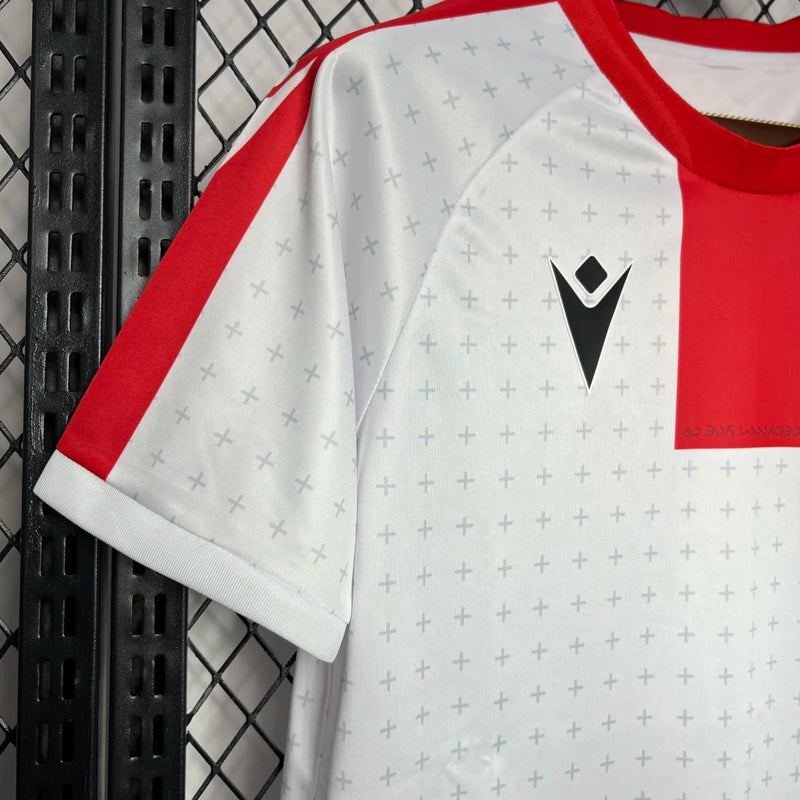Camisa Geórgia Home I 2024/25 masculina branca com detalhes vermelhos, gola redonda e mangas curtas, modelo torcedor em tecido leve e respirável para fãs da seleção da Geórgia"