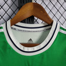 Camisa Irlanda do Norte Home I 2022/23 Adidas masculina verde com detalhes em branco e azul, gola careca, mangas curtas e tecido leve respirável para torcedores"