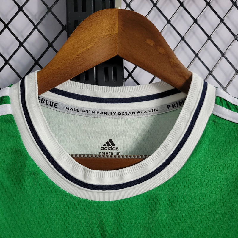 Camisa Irlanda do Norte Home I 2022/23 Adidas masculina verde com detalhes em branco e azul, gola careca, mangas curtas e tecido leve respirável para torcedores"