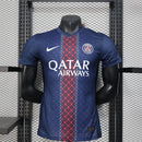 Camisa PSG Home I 2025/26 Nike Jogador Masculina Azul, uniforme com tecnologia de performance, design moderno e detalhes em vermelho e branco para torcedores do Paris Saint-Germain.”