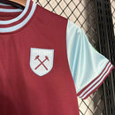 “Camisa infantil West Ham Home 2024/25 Umbro, uniforme oficial grená com detalhes em azul celeste e branco, design clássico para jovens torcedores da Premier League”
