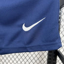 "Kit Infantil PSG Home (1) 2025/26 Nike oficial, camisa azul com detalhes em vermelho e branco, escudo do Paris Saint-Germain em destaque, shorts combinando, uniforme completo para crianças de 3 a 13 anos"