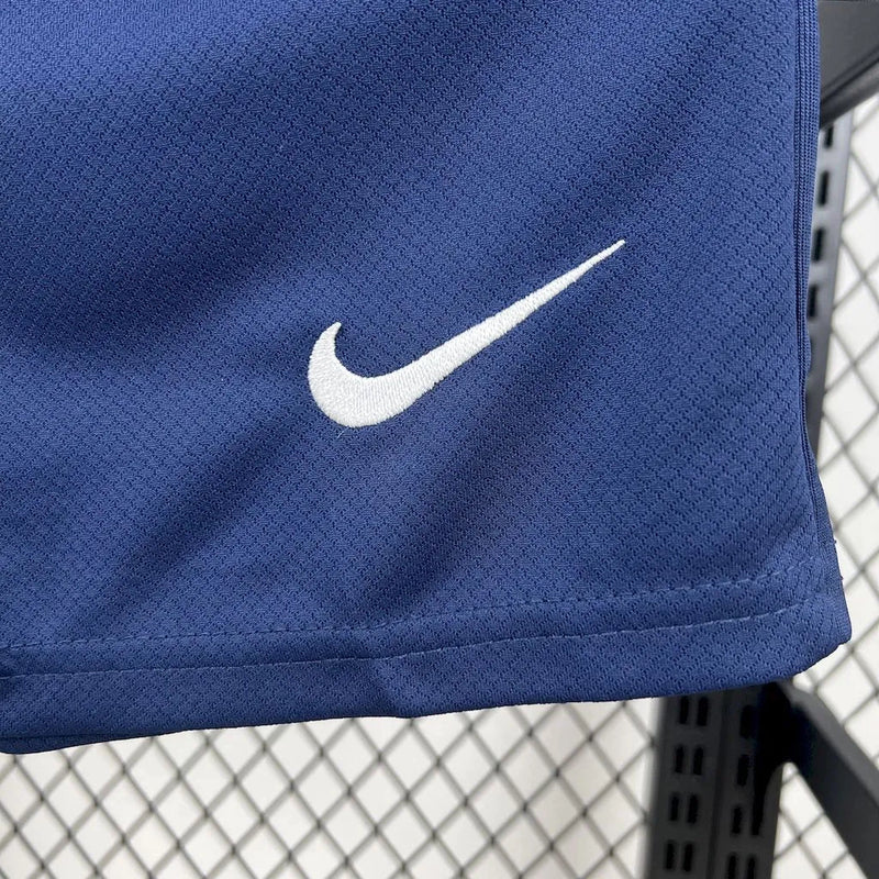 "Kit Infantil PSG Home (1) 2025/26 Nike oficial, camisa azul com detalhes em vermelho e branco, escudo do Paris Saint-Germain em destaque, shorts combinando, uniforme completo para crianças de 3 a 13 anos"