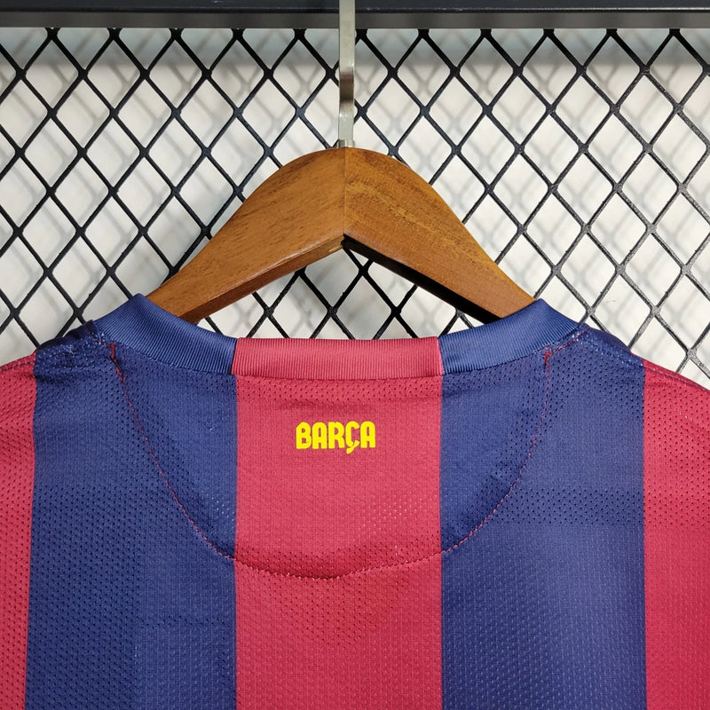 Camisa Barcelona Home Retrô 2014/15 Torcedor Masculina azul e grená, modelo inspirado na temporada de Messi, Neymar e Suárez, com escudo do Barça em destaque e tecido leve e confortável.