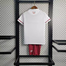 Kit Infantil Fluminense Away 2023/24 Umbro para torcedores mirins, camisa reserva listrada com escudo bordado e short oficial, uniforme infantil de futebol tricolor carioca para crianças de 3 a 13 anos, oficial e confortável."