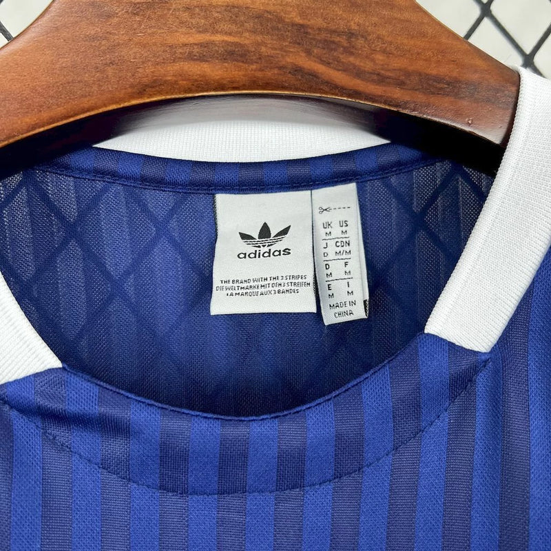 Camisa Arsenal Icon 2025/26 Adidas Torcedor Masculina azul, modelo oficial inspirado no uniforme clássico dos Gunners, com escudo do Arsenal em destaque e logo Adidas bordado.