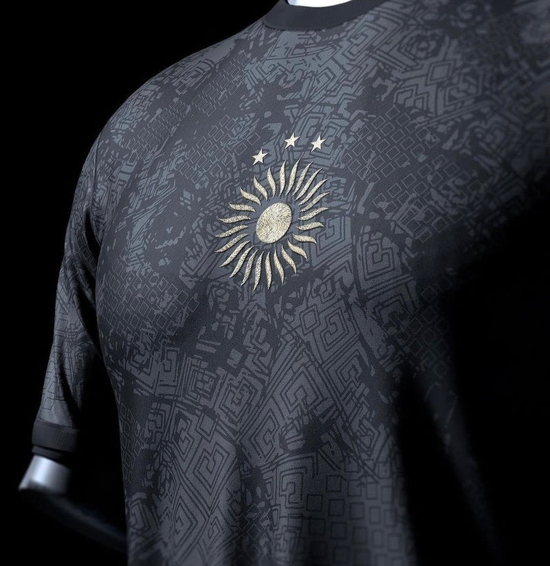 Camisa Seleção da Argentina Edição Goat La Pulga 23/24 - Torcedor Masculina - Preta com detalhes em amarelo e azul