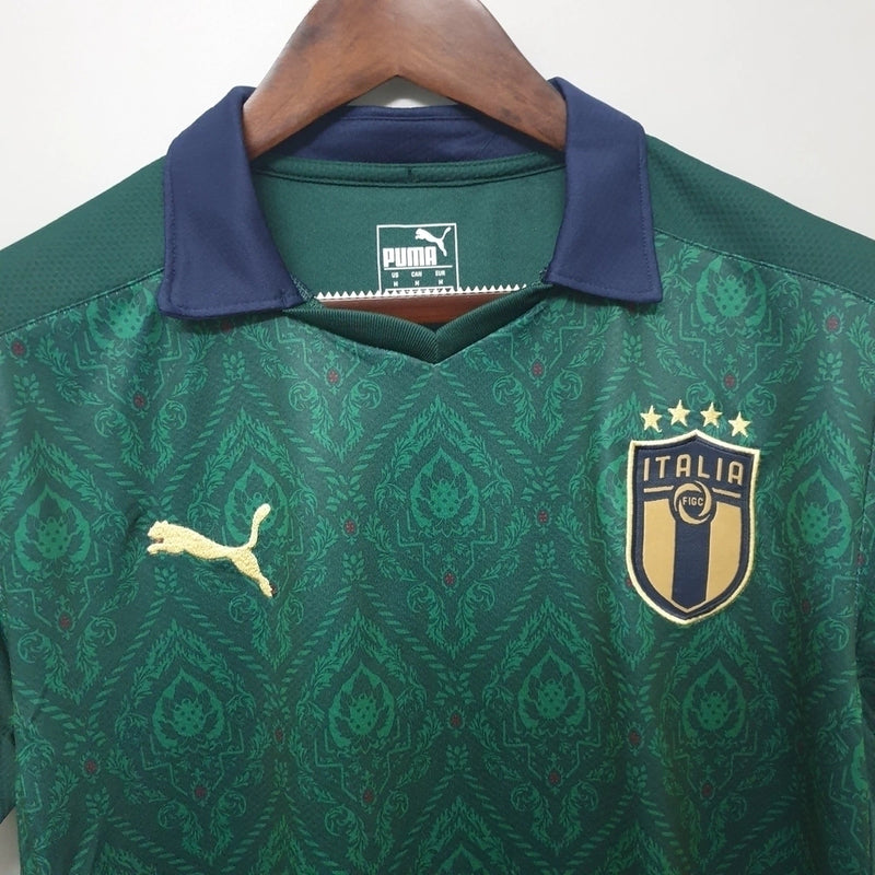 Camisa Itália Third III 'Renascimento' 2019/20 Puma Retrô masculina, azul com detalhes clássicos e modernos, escudo da seleção italiana no peito, design inspirado na temporada 2019/20, feita em tecido leve e confortável, ideal para colecionadores e fãs de futebol histórico.”