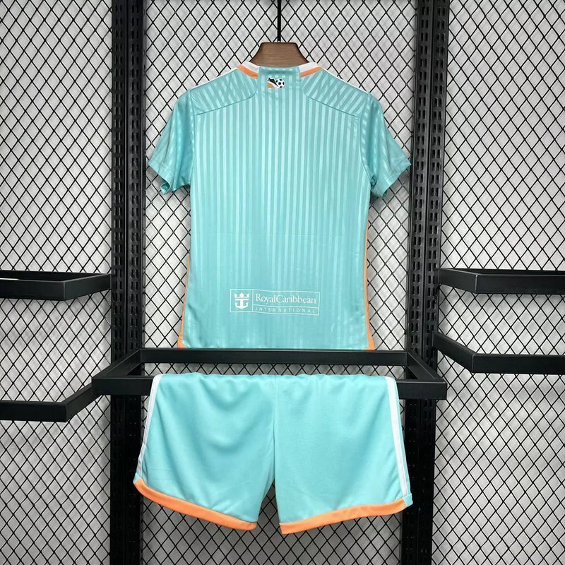 Kit Infantil Inter Miami Third III 2024/25 Adidas oficial, camisa com cores alternativas e escudo do Inter Miami CF em destaque, shorts combinando, uniforme completo para crianças de 3 a 13 anos"
