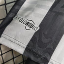 Kit Infantil Botafogo Home 2023/24 Reebok com camisa listrada preta e branca, shorts preto e meiões para crianças de 3 a 13 anos, uniforme oficial do Glorioso para pequenos torcedores"