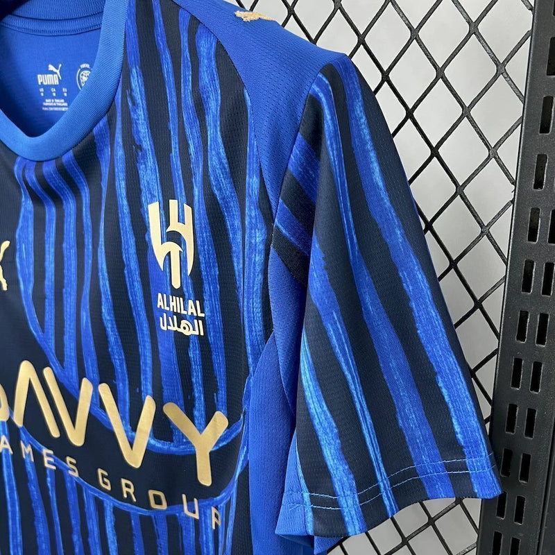 Camisa Al-Hilal Home I 2025/26 Puma Torcedor Masculina azul, uniforme oficial do clube saudita Al-Hilal, design moderno com tecnologia Puma DryCell, confortável e respirável, ideal para torcedores, colecionadores e fãs de futebol asiático