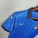 “Camisa Itália Home I 2020/21 Puma Retrô masculina, azul, com escudo da seleção italiana no peito e detalhes clássicos da temporada 2020/21, feita em tecido leve e confortável, ideal para colecionadores, fãs de futebol retrô e uso casual.”