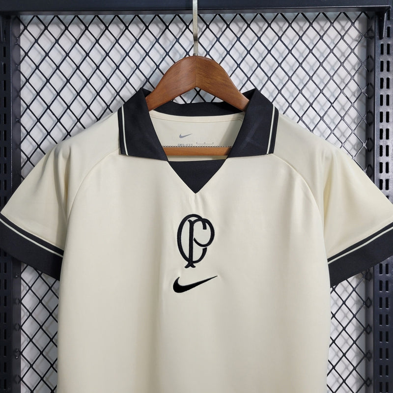 Camisa Corinthians away II 2023/24 Nike Feminina torcedora na cor bege com escudo bordado