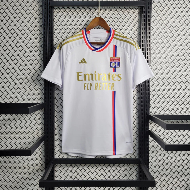 Camisa Olympique Lyon Home I 2023/24 Adidas Torcedor Masculina Branca, com faixas azul e vermelha, escudo aplicado e tecnologia AEROREADY para conforto e estilo dos torcedores do Lyon.”