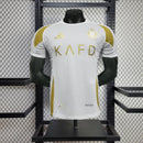 Camisa Al-Nassr Third 2024/25 Adidas Jogador Masculina em tecido AEROREADY, cor predominante azul com detalhes amarelos, escudo do clube em silicone no peito e logo Adidas estampado, modelo oficial usado pelos atletas em campo.