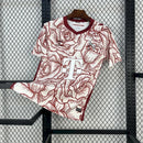 Camisa 1. FC Köln 'Kölsch Mädche' 2024/25 Hummel Torcedor Masculina branca com detalhes vermelhos e pretos, escudo bordado do clube e logo Hummel, modelo oficial para torcedores do futebol alemão.