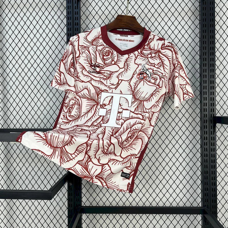 Camisa 1. FC Köln 'Kölsch Mädche' 2024/25 Hummel Torcedor Masculina branca com detalhes vermelhos e pretos, escudo bordado do clube e logo Hummel, modelo oficial para torcedores do futebol alemão.