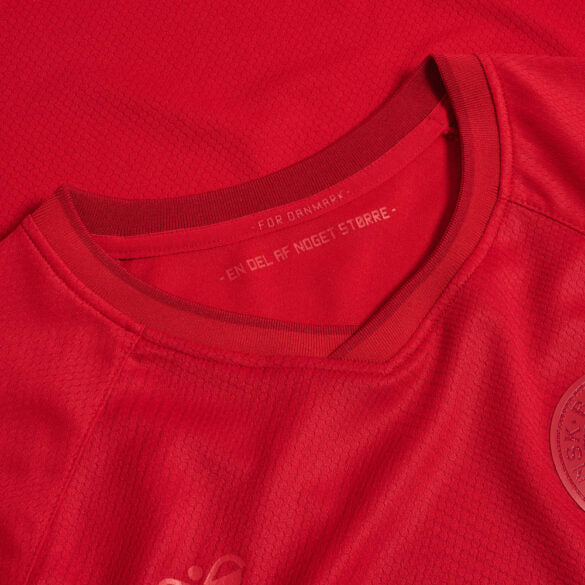 Camisa Dinamarca Home I 2022/23 Hummel Torcedor Masculina, vermelha, com escudo da seleção dinamarquesa e logo Hummel em destaque, feita em tecido leve e respirável, modelo masculino com caimento confortável, ideal para jogos e uso casual.”