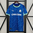 Camisa Olympique Marseille Third III 2025/26 Puma Torcedor Masculina Azul, com escudo do OM aplicado, tecnologia dryCELL e design moderno que celebra a paixão e energia do clube francês.”