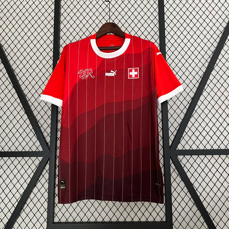 Camisa Suíça Home I 2023/24 Puma Torcedor Masculina, vermelha, com escudo da seleção suíça e logo Puma em destaque, feita em tecido leve e respirável, modelo masculino com caimento confortável, ideal para jogos e uso casual