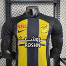 Camisa Al-Ittihad Home I 2023/24 Nike Jogador Masculina preta e amarela, modelo player com listras verticais, tecnologia Dri-FIT ADV e escudo do Al-Ittihad no peito – uniforme titular da temporada 23/24.