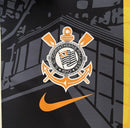 Detalhe da camisa Nike Corinthians 110 Anos 2023 bege com escudo do clube e tecido tecnológico.