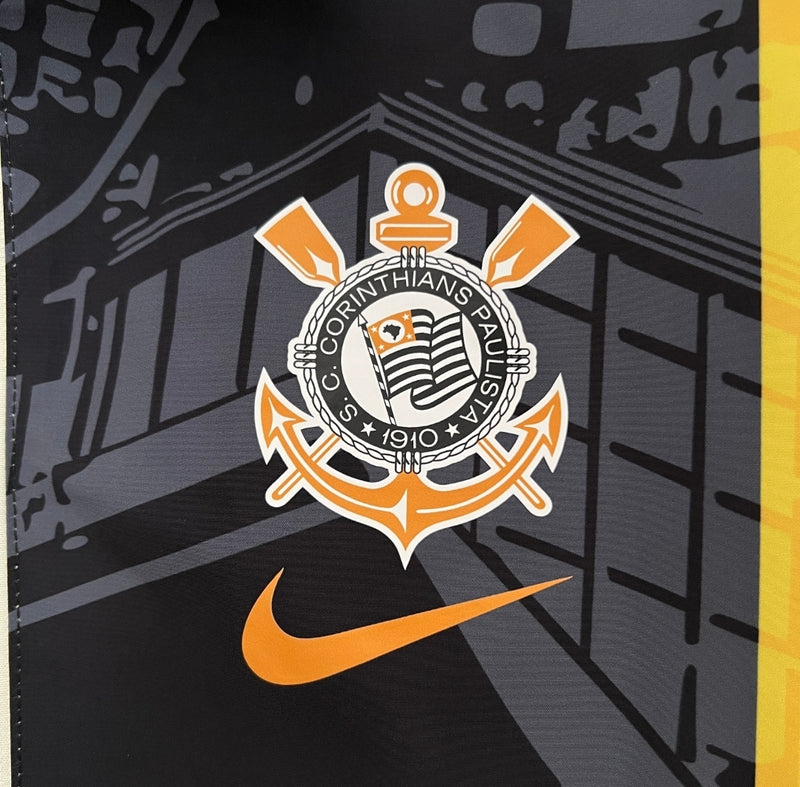 Detalhe da camisa Nike Corinthians 110 Anos 2023 bege com escudo do clube e tecido tecnológico.