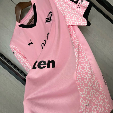 Camisa Palermo Home I 2024/25 Puma Torcedor Masculina rosa com escudo bordado no peito, logo Puma em destaque, gola redonda moderna e tecido respirável dryCELL, perfeita para torcedores que querem estilo, conforto e tradição do clube italiano.